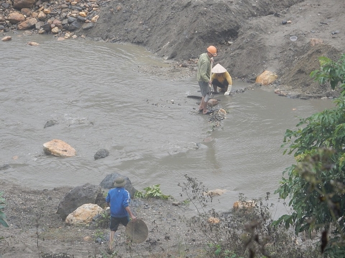 suoi chet vi khai thac quang thiec 2000 ho dan phai dung nguon nuoc nhiem asen