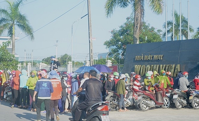 bi quan doc doi xu te bac hang tram cong nhan cua nha may may dinh cong