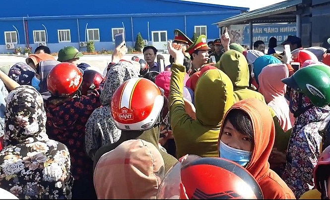 bi quan doc doi xu te bac hang tram cong nhan cua nha may may dinh cong