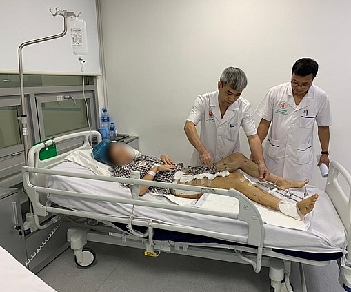 cuu song va nhap hoc cho nu sinh bi tngt ngay tren giuong benh