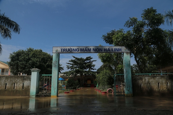 Cô giáo ở 'rốn lũ' Hương Khê xắn quần dọn bùn trường lớp sau lũ co giao o ron lu huong khe xan quan don bun truong lop sau lu