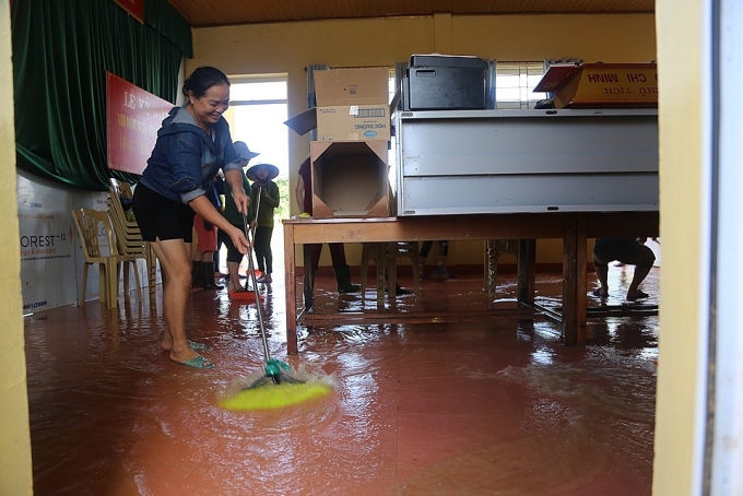 Cô giáo ở 'rốn lũ' Hương Khê xắn quần dọn bùn trường lớp sau lũ co giao o ron lu huong khe xan quan don bun truong lop sau lu