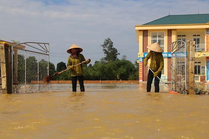 Cô giáo ở 'rốn lũ' Hương Khê xắn quần dọn bùn trường lớp sau lũ co giao o ron lu huong khe xan quan don bun truong lop sau lu
