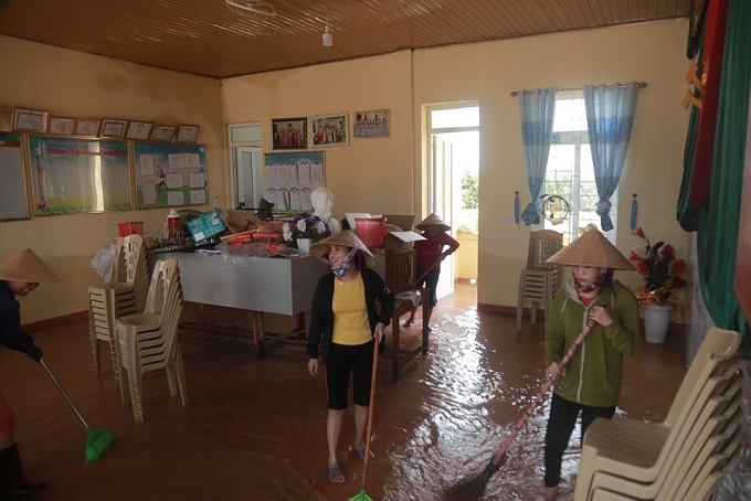 Cô giáo ở 'rốn lũ' Hương Khê xắn quần dọn bùn trường lớp sau lũ co giao o ron lu huong khe xan quan don bun truong lop sau lu