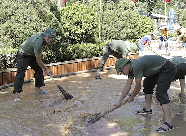 Cô giáo ở 'rốn lũ' Hương Khê xắn quần dọn bùn trường lớp sau lũ co giao o ron lu huong khe xan quan don bun truong lop sau lu