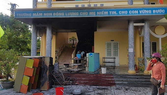 Cháy ở trường mầm non, giáo viên hớt hãi đưa 118 bé đi sơ tán chay o truong mam non giao vien hot hai dua 118 be di so tan