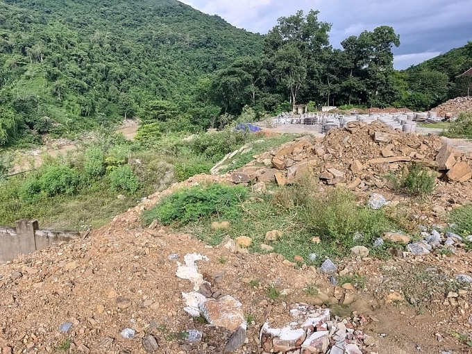 thi cong duong giao thong bien gioi nha thau do het dat thai xuong song