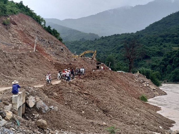 thi cong duong giao thong bien gioi nha thau do het dat thai xuong song