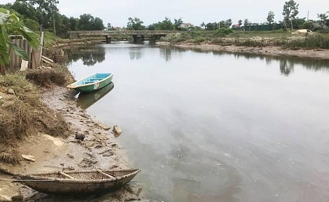 ca sau lon bat ngo xuat hien tren song xa cat cu nguoi tuc truc
