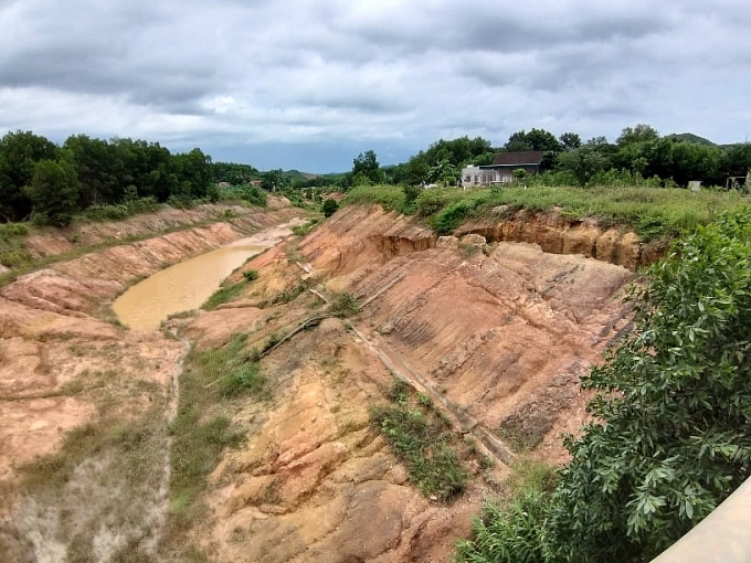 Kênh tiêu 756 tỷ đồng chưa một ngày sử dụng đã xuống cấp nghiêm trọng kenh tieu 756 ty dong chua mot ngay su dung da xuong cap nghiem trong