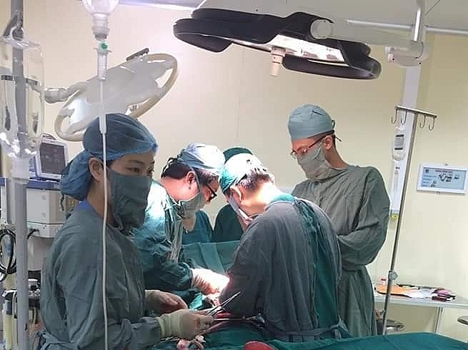 hien mau cuu song benh nhan da chan thuong nguy kich