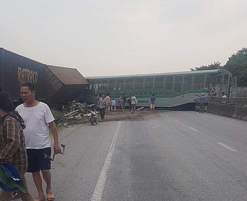 Tông xe tải, 4 toa tàu hỏa lật khỏi đường ray, lái xe mắc kẹt trong cabin tong xe tai 4 toa tau hoa lat khoi duong ray lai xe mac ket trong cabin