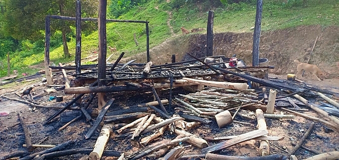 "Bà hỏa" ghé thăm, thiêu rụi nhà sàn của gia đình hộ nghèo lúc rạng sáng ba hoa ghe tham thieu rui nha san cua gia dinh ho ngheo luc rang sang
