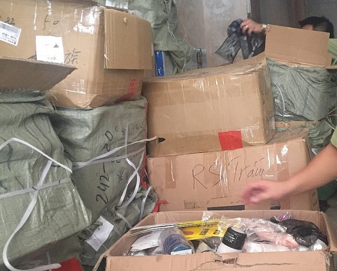 Thu giữ hơn 1.000 sản phẩm đồ chơi tình dục nhập lậu trên xe tải thu giu hon 1000 san pham do choi tinh duc nhap lau tren xe tai