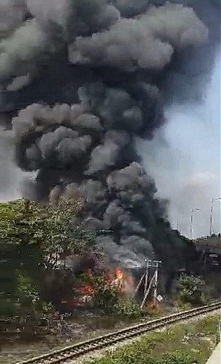 chay xuong phe lieu canh duong sat bac nam hang tram nguoi duoc huy dong dap lua