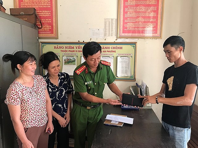 Nhặt được 20 triệu đồng, nữ công nhân trả lại cho người đánh rơi nhat duoc 20 trieu dong chi lao cong tra lai cho nguoi danh roi