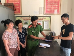 trao tra tui xach cho hanh khach de quen tren tau se3