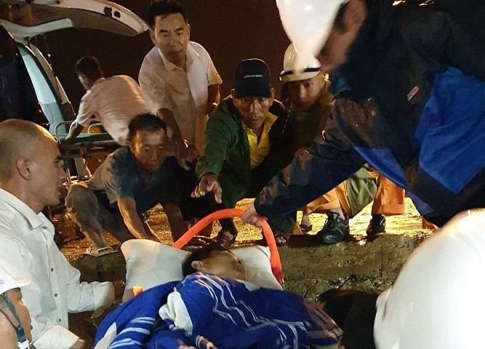 Cấp cứu ngư dân bị tai nạn lao động nguy kịch cách bờ 110 hải lý cap cuu ngu dan bi tai nan lao dong nguy kich cach bo 110 hai ly