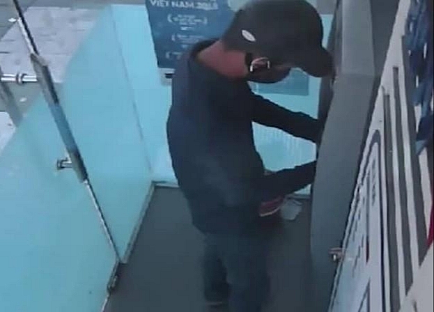 Phát hiện cây ATM có gắn thiết bị đánh cắp thông tin tại Hà Tĩnh phat hien cay atm co gan thiet bi danh cap thong tin tai ha tinh