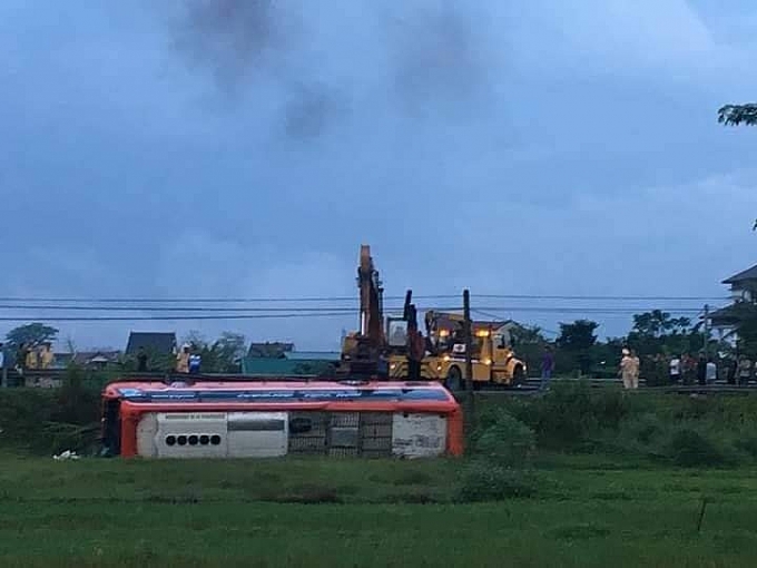 Xe giường nằm lật xuống ruộng lúc rạng sáng, 21 người thương vong xe giuong nam lat xuong ruong luc rang sang 21 nguoi thuong vong