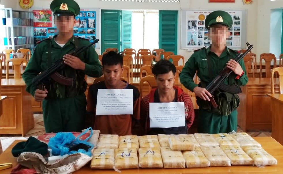 Bắt giữ 2 đối tượng người Lào vận chuyển 100.000 viên ma túy qua biên giới