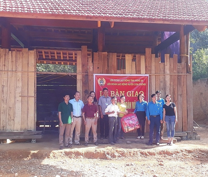Tặng nhà Mái ấm công đoàn cho thầy giáo nghèo Nghệ An tang nha mai am cong doan cho thay giao ngheo nghe an