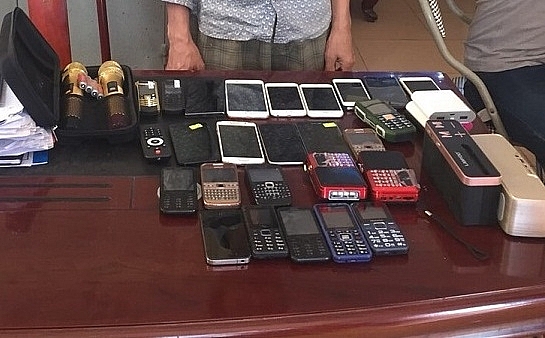 Ki-ốt điện thoại di động bị kẻ gian phá cửa "cuỗm" nhiều tài sản trong đêm ki ot dien thoai di dong bi ke gian pha cua cuom nhieu tai san trong dem