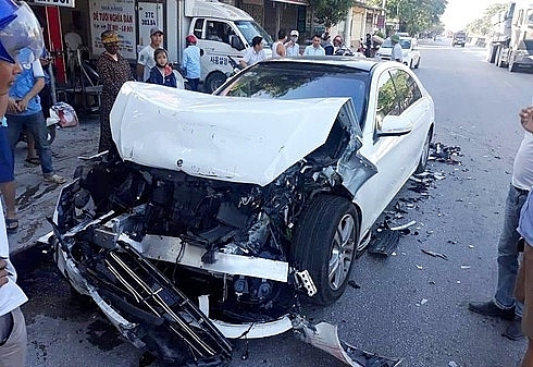 Xe sang Mercedes S450 nát bét đầu vì tông vào đuôi xe buýt xe hop sieu sang nat bet dau vi tong vao duoi xe buyt
