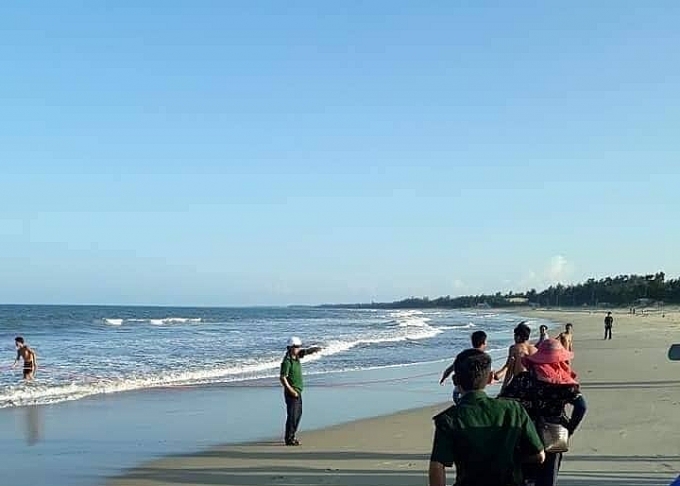 Sóng cuốn trôi 4 thanh niên tắm biển, một nữ sinh tử vong song cuon troi 4 thanh nien tam bien mot nu sinh tu vong