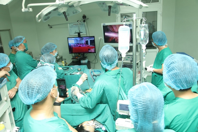 6 ca phau thuat noi soi duoc truyen truc tuyen tu phong mo toi hoi nghi khoa hoc