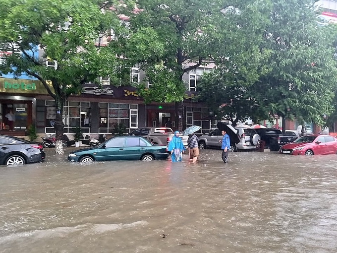 mua trang troi nhieu tuyen duong o vinh chim trong bien nuoc