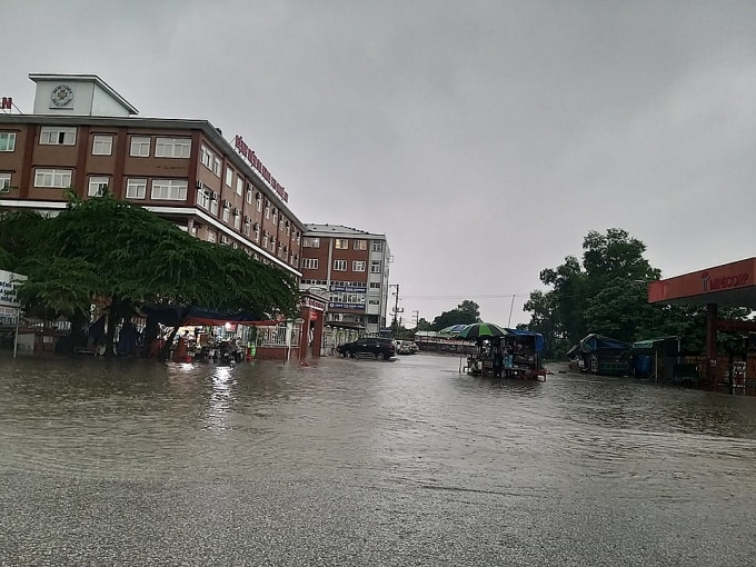 mua trang troi nhieu tuyen duong o vinh chim trong bien nuoc