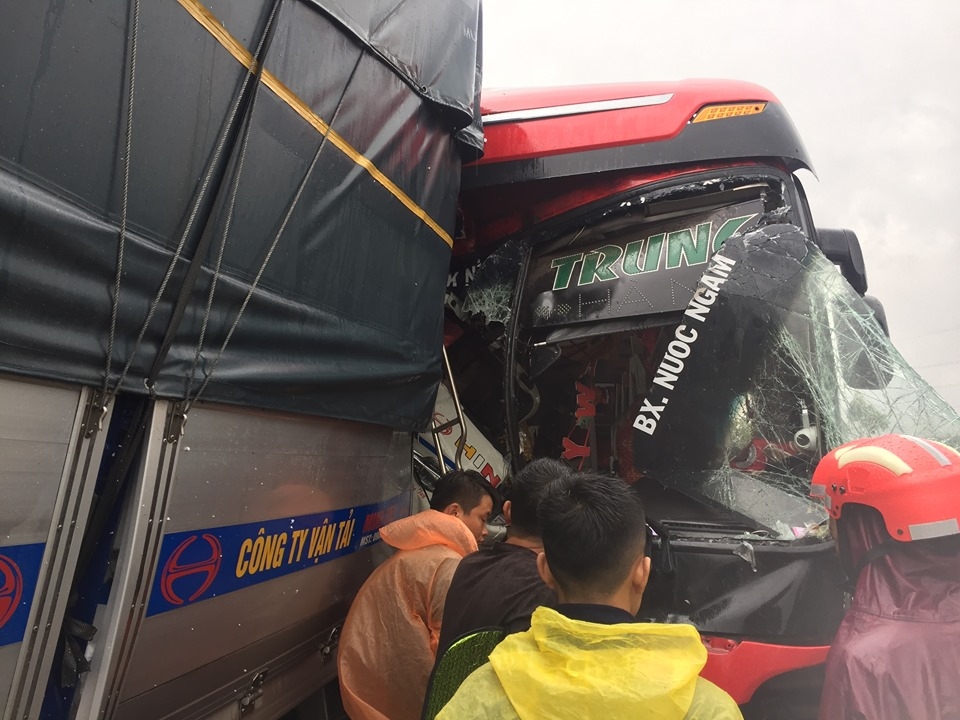 Vụ xe tải đấu đầu xe khách giường nằm, chuyển 3 nạn nhân nặng ra Hà Nội