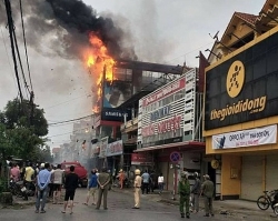 Siêu thị Dũng Loan cháy lớn, thiệt hại hàng tỷ đồng