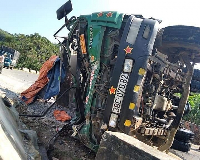 Xe tải đâm taluy rồi lật nghiêng, lái xe tử vong trên đường đi cấp cứu xe tai dam taluy roi lat nghieng lai xe tu vong tren duong di cap cuu