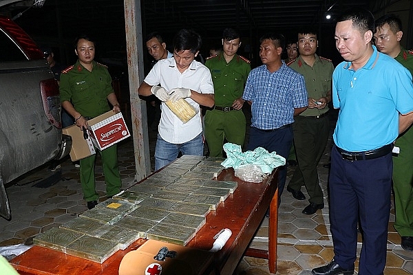 Bắt hai đối tượng vận chuyển ma túy trái phép, thu giữ 30 bánh hêrôin bat hai doi tuong van chuyen ma tuy trai phep thu giu 30 banh heroin