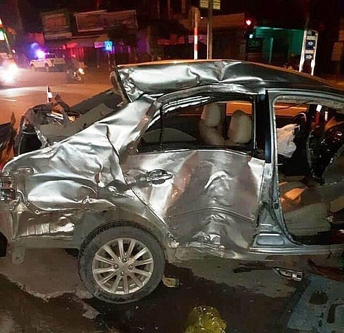 xe khach giuong nam tong xe con 4 cho 3 nguoi tu vong