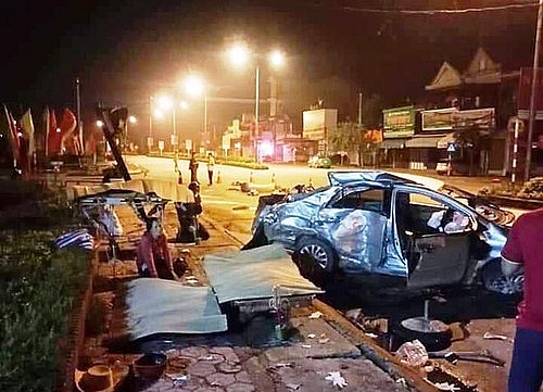 xe khach giuong nam tong xe con 4 cho 3 nguoi tu vong