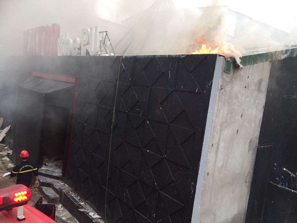 Cháy quán bar ở Thành phố Vinh, huy động hơn 30 chiến sỹ dập lửa