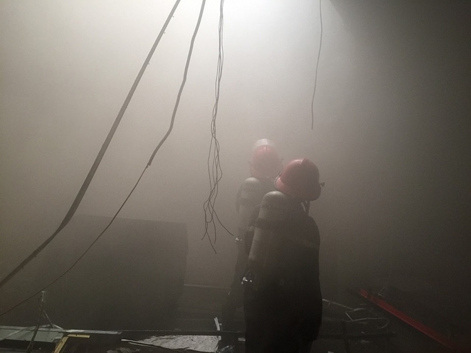 Cháy quán bar ở Thành phố Vinh, huy động hơn 30 chiến sỹ dập lửa chay quan bar o thanh pho vinh huy dong hon 30 chien sy dap lua