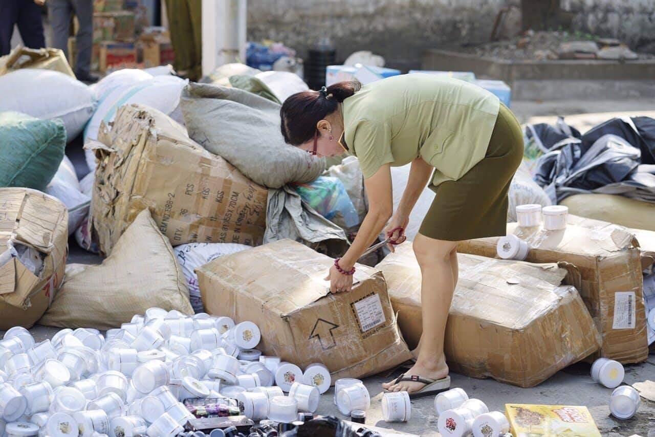 Tiêu hủy 261 mặt hàng lậu, hàng giả trị giá gần 2 tỷ đồng
