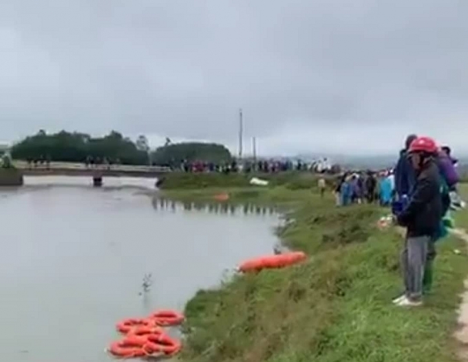 Chạy xe máy va vào thành cầu, người đàn ông rớt xuống sông mất tích chay xe may va vao thanh cau nguoi dan ong rot xuong song mat tich