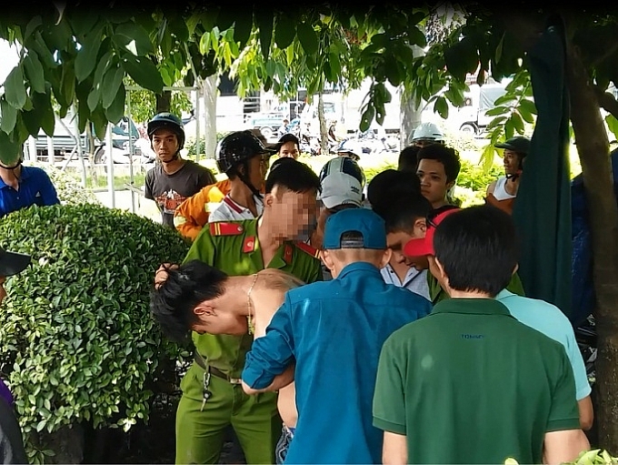 cai ket dang cho 2 ke xong vao cong ty cuop xe may cong nhan de di dam cuoi