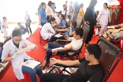 nhat duoc dien thoai di dong nu dieu duong tim nguoi tra lai