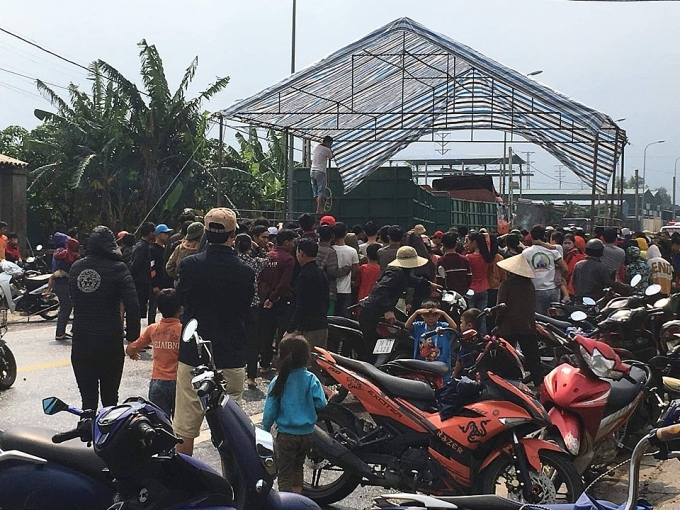 Bé gái 7 tuổi bị xe tải cán tử vong tại chỗ be gai 7 tuoi bi xe may tong vang ra duong roi xe tai chay toi can tu vong