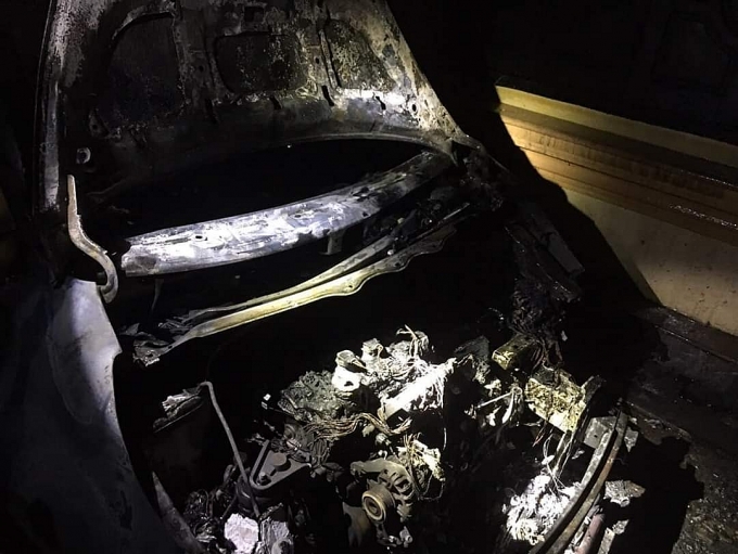 Cháy nhà lúc nửa đêm, thiêu rụi luôn "xế hộp" và xe máy của khổ chủ chay nha luc nua dem thieu rui luon xe hop va xe may cua kho chu