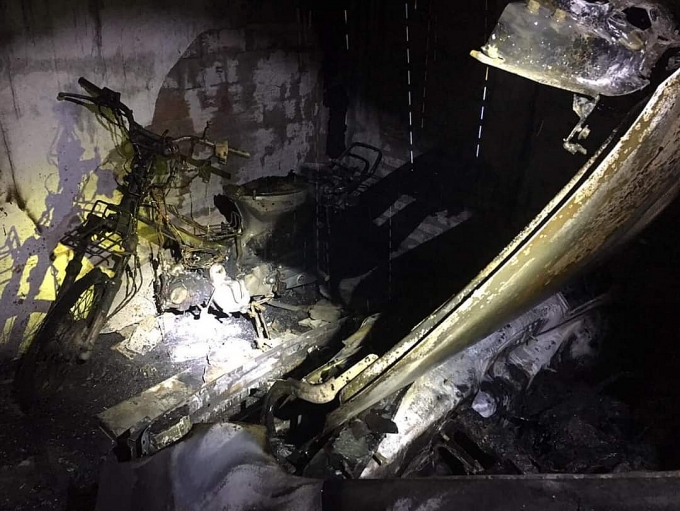 Cháy nhà lúc nửa đêm, thiêu rụi luôn "xế hộp" và xe máy của khổ chủ chay nha luc nua dem thieu rui luon xe hop va xe may cua kho chu