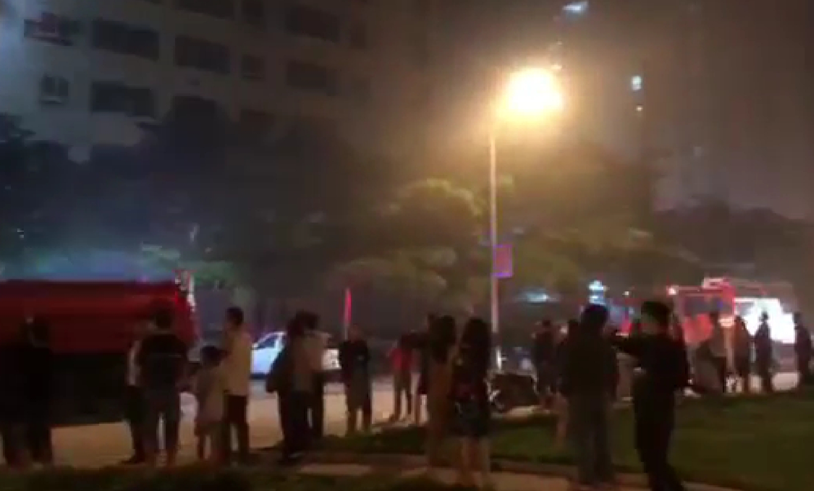 Cháy chung cư lúc rạng sáng, hàng trăm người hoảng loạn tháo chạy