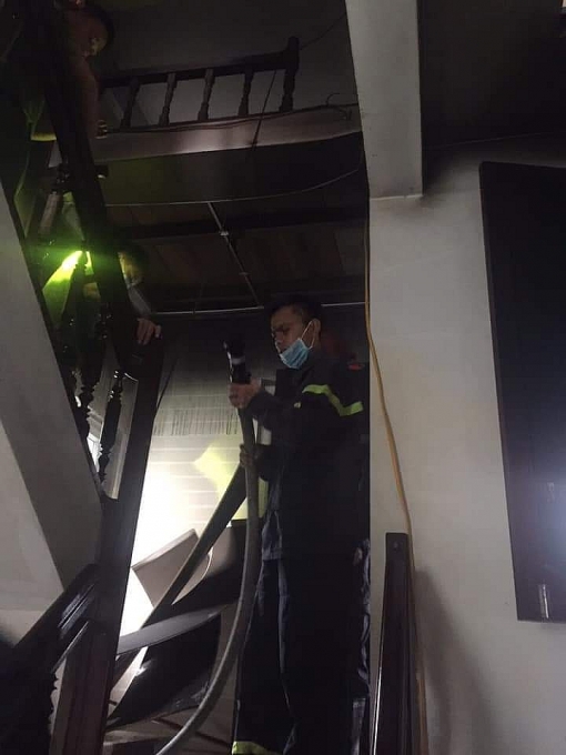 Hàng chục chiến sỹ được huy động dập tắt đám cháy nhà dân hang chuc chien sy duoc huy dong dap tat dam chay nha dan