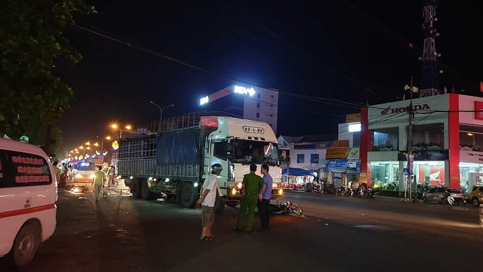 cho den do vo chong tren xe may bi xe tai tong thuong vong